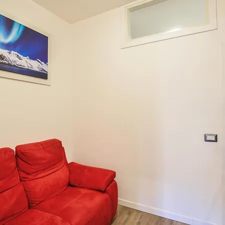 4 Bedroom Awesome In Apartment *