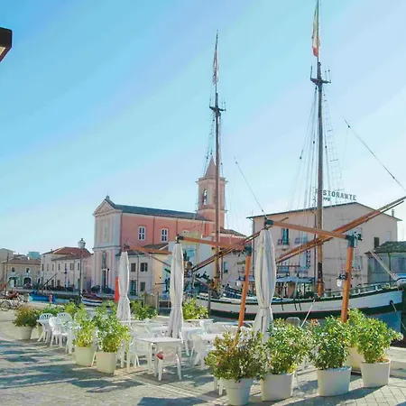 4 Bedroom Awesome In Apartment Cervia